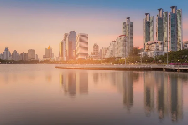 Después del atardecer, edificio de la ciudad en el centro con reflejo de agua — Foto de Stock