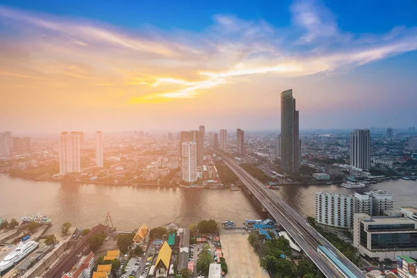 Stadt Luftaufnahme Fluss gekrümmt mit Schönheit nach Sonnenuntergang Himmel Hintergrund — Stockfoto