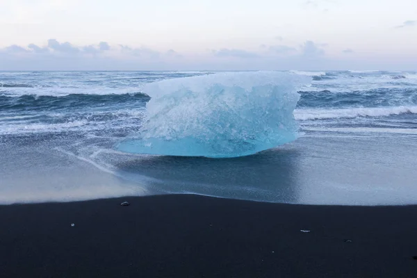 Playa de arena negra y hielo rompiendo, temporada de invierno —  Fotos de Stock
