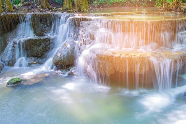 Wasserfall im tiefen Tropenwald des Landes — Stockfoto