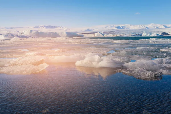 Fondo cielo azul claro sobre la laguna de Jakulsaron durante la temporada de invierno Islandia — Foto de Stock