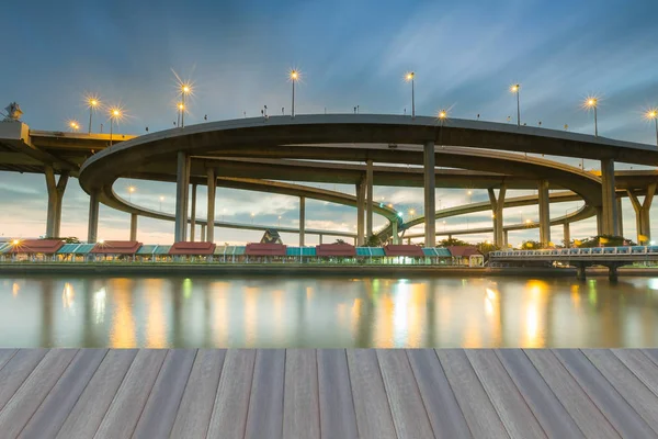 Luz de reflexão à beira-mar de intersecção rodoviária com fundo de céu em movimento — Fotografia de Stock