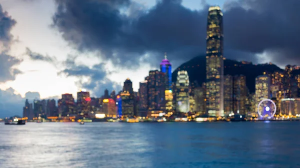 Alacakaranlık bokeh Hong Kong merkezi iş ışık deniz kıyısında bulanık — Stok fotoğraf