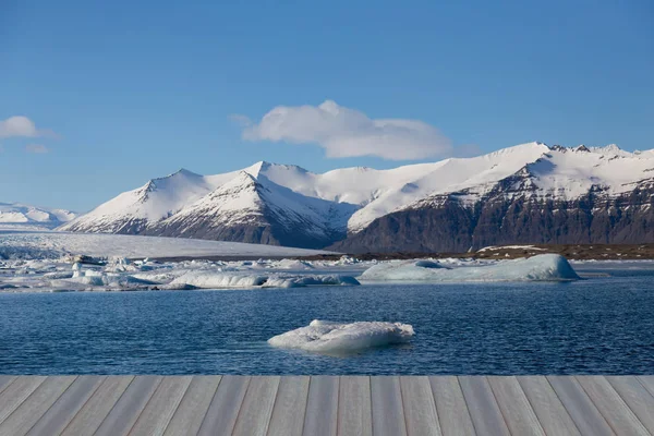 Jakulsarlon zimní modré laguny se sněhem vztahuje horské pozadí, Island — Stock fotografie