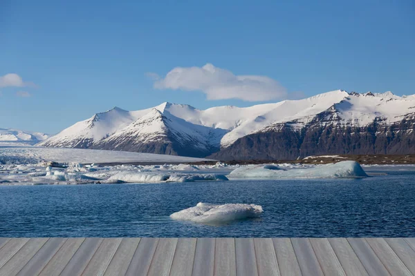 Jakulsarlon lagon bleu d'hiver avec fond de montagne enneigé, Islande — Photo