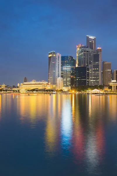 Night blue twilight Singapore city office building seafront — Stock Photo, Image