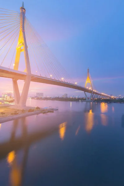 Vista nocturna sobre el puente colgante Rama9 cruzando el río Bangkok — Foto de Stock