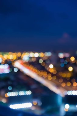 Gece ışık otoyol eğri şehir şehir merkezinde bulanık 