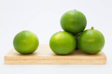 Limes Beyaz ahşap tahta üzerinde 