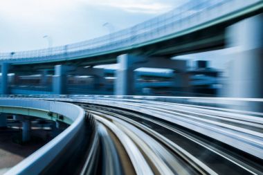 Kavisli bulanık tren hareket hareketli