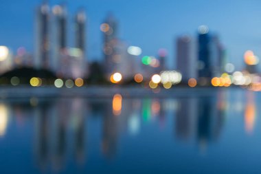 Gece bulanık bokeh ışık alacakaranlık gökyüzü ofis binası