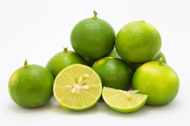 Beyaz arkaplanda taze limon