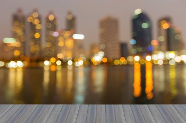 Su yansıması ile şehir ofis bokeh ışık, arka plan bulanık