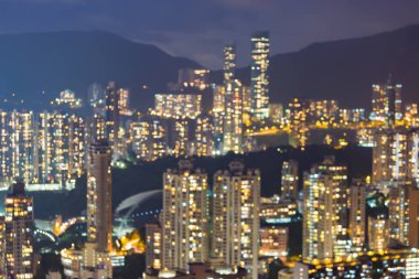 Gece ışık şehir Hong Kong bokeh ışık ikamet alan yüksek tepenin üzerinde bulanık.