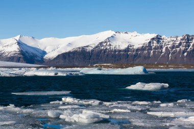 İzlanda kış Gölü ile kar dağ kapsar ve mavi gökyüzü temizleyin 