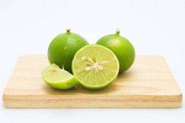 Taze dilimleri limes ahşap tahta üzerinde