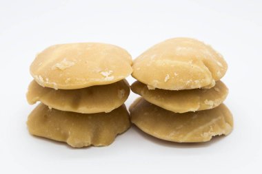 beyaz zemin üzerinde hurma şekeri