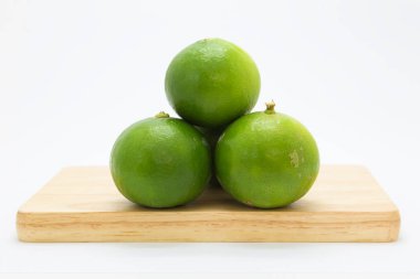 Ahşap tahta üzerinde taze limes