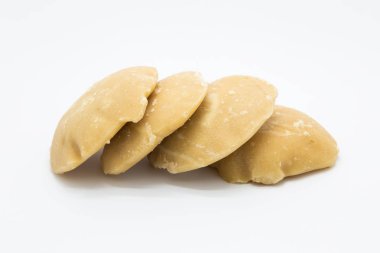 Beyaz arka plan üzerinde organik palm şeker