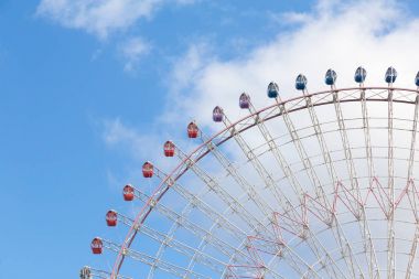 Dev eğlence lunapark dönme dolap üzerinde mavi gökyüzü