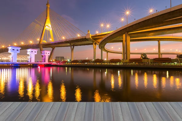 Watergate ile karayolu ve asma köprü üzerinde gece görüş, Bangkok Tayland