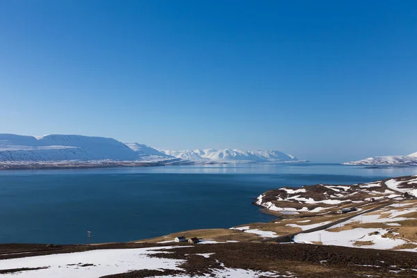 Зимний пейзаж с ясным голубым небом — стоковое фото