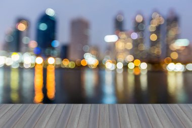 Şehir bokeh su yansıma, arka plan ile hafif bulanık