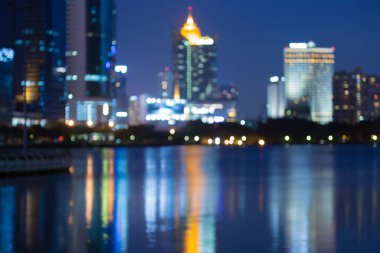 Gece yansıma ışık bokeh ofis binası bulanık