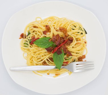 Pastırma spagetti beyaz plaka üzerinde kızarmış