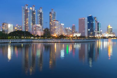 Mavi alacakaranlık gece ofis binası ile su yansıma göster