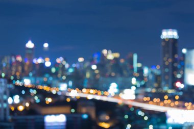 Gece şehir hafif bulanık bokeh alacakaranlıkta