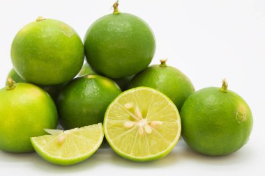 Beyaz arka plan üzerinde dilim taze limes