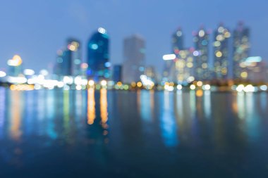 Alacakaranlık gece görünümü, ofis yansıması ile su göl üzerinde Binası