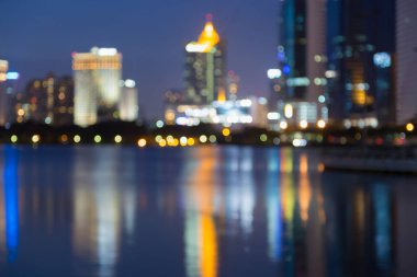 Su yansıma ofis binası ile soyut bulanık ışık gece görünümü