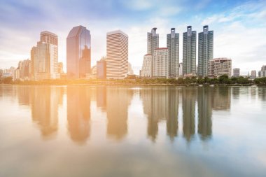 Ofis Binası su yansıma günbatımı sesi ile