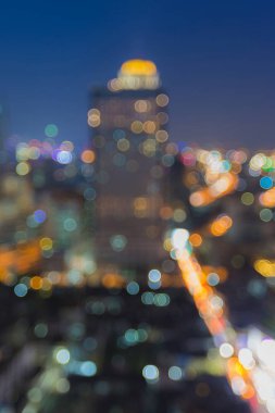 Bokeh mavi alacakaranlık gökyüzü ile gece ışık ofis binası bulanık