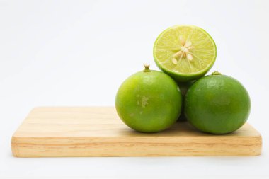 Taze dilim limes ahşap tahta üzerinde