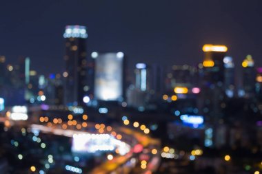 Gece bulanık bokeh ışık şehir ofis binası