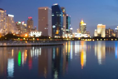 Bokeh hafif ofis binası alacakaranlıkta yansıması bulanık