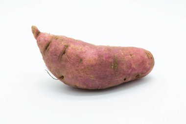 Beyaz arka plan üzerinde taze kök patates