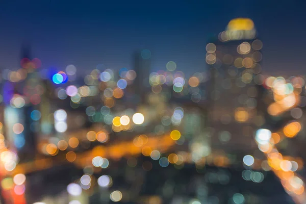 Bellezza notte offuscata bokeh luce della città con cielo crepuscolare — Foto Stock