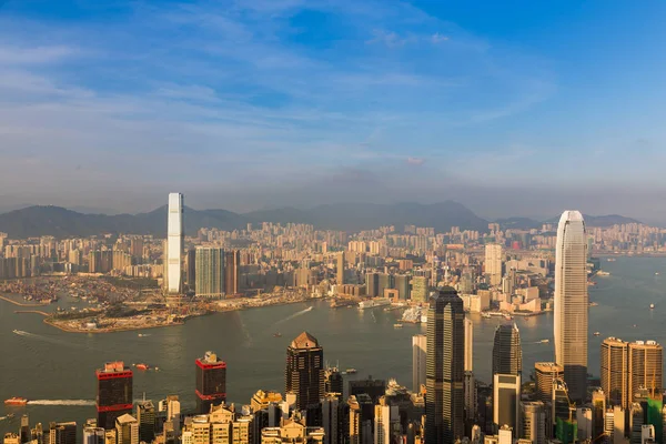 Město Hong Kong downtown s pozadí modré oblohy — Stock fotografie