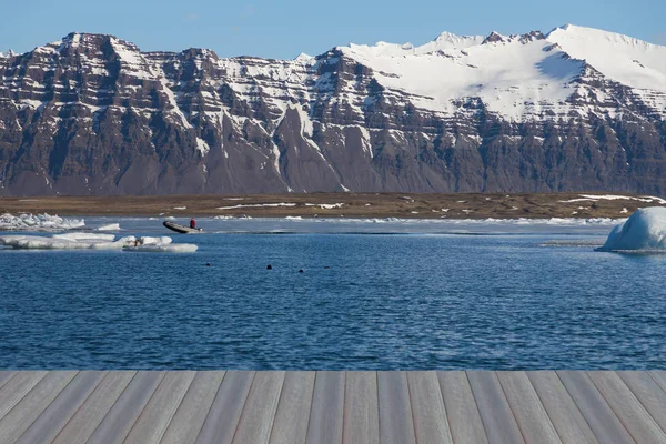 Vinter säsongen lagun med mountain bakgrund, Island naturlandskap bakgrund — Stockfoto