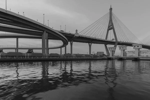 Puente colgante sobre el frente del río Watergate blanco, Bangkok Tailandia — Foto de Stock
