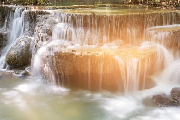 Zbliżenie, strumień naturalny wodospad — Zdjęcie stockowe