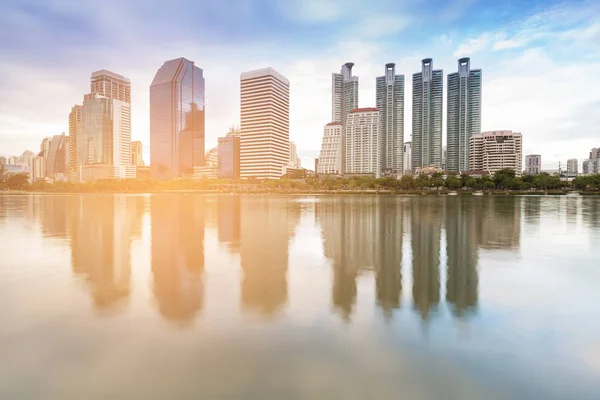 Ofis Binası su yansıma günbatımı sesi ile