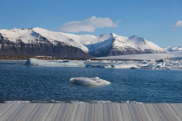 Is på lagunen med snötäckta berg bakgrund — Stockfoto