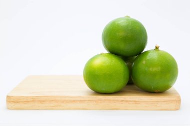 Ahşap tahta üzerinde taze limes