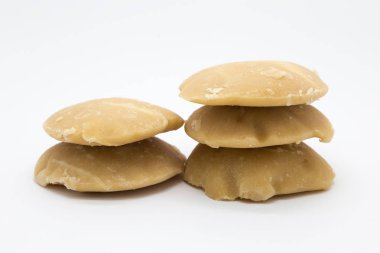 Beyaz arka plan üzerinde kurutulmuş hurma şekeri