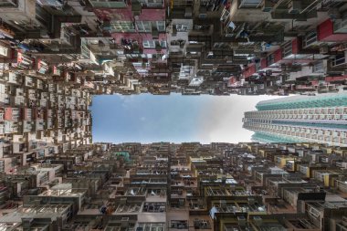 Hong Kong şehir daire mavi gökyüzü arka plan karşı kalabalık